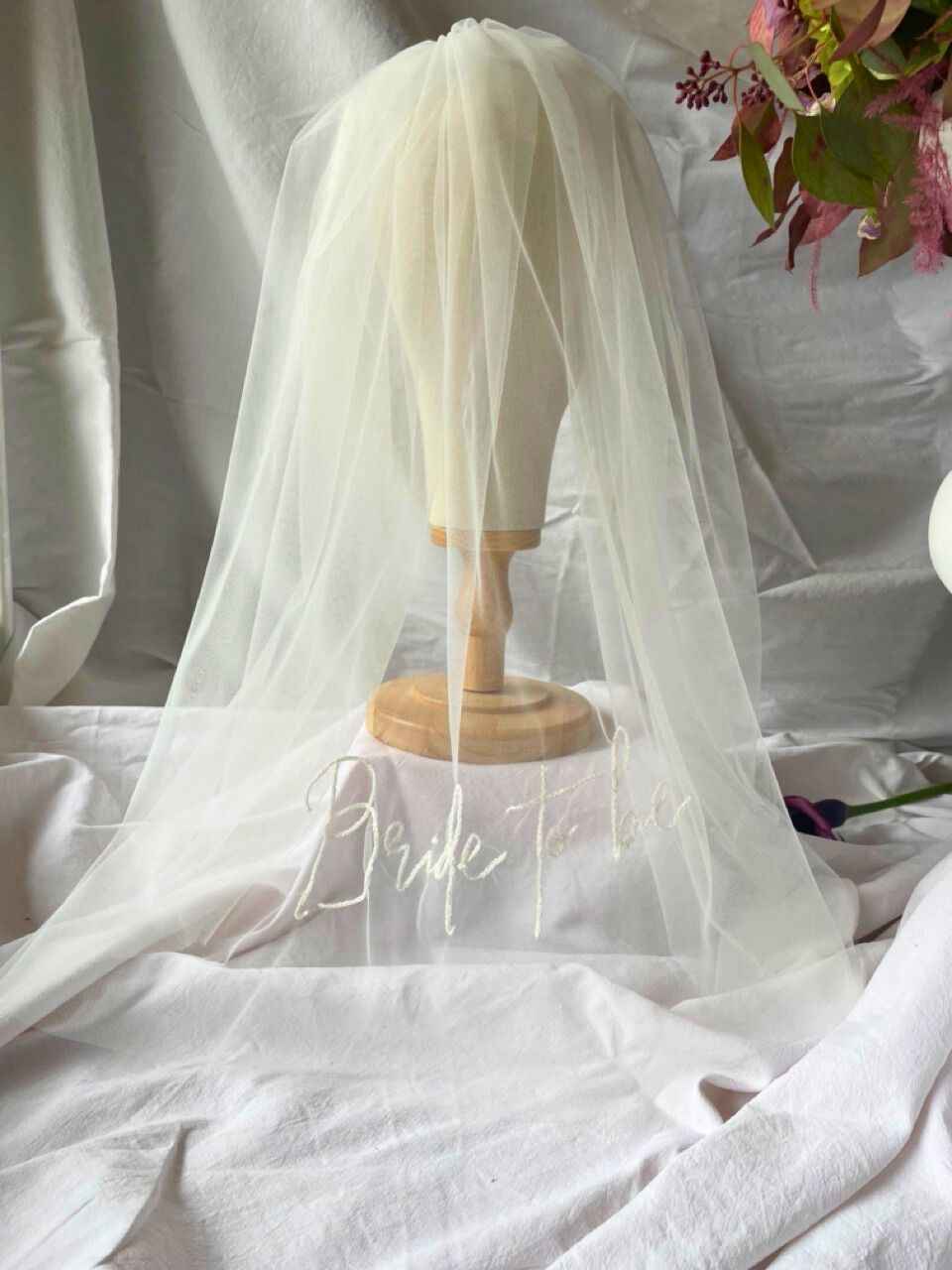 Voile de mariée “Bride to Be” brodé – Accessoire EVJF élégant pour future mariée