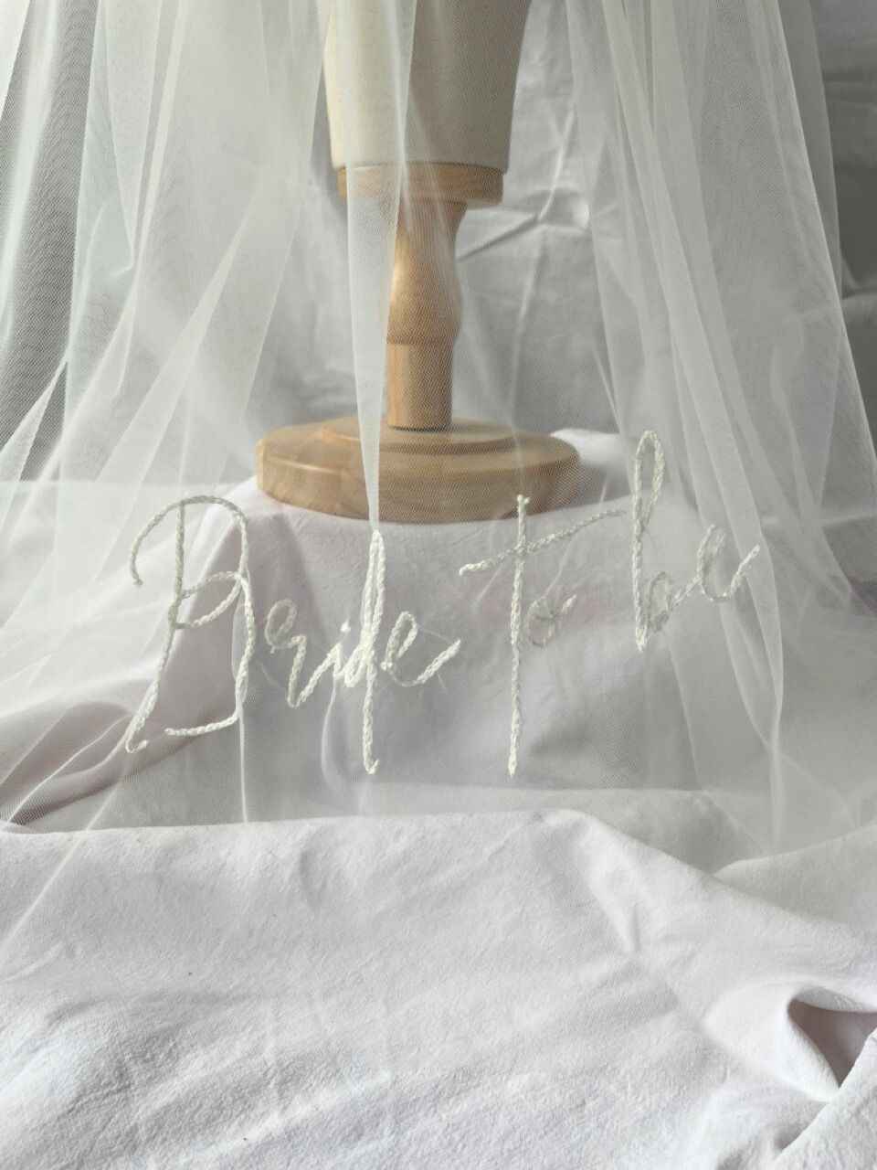 Voile de mariée “Bride to Be” brodé – Accessoire EVJF élégant pour future mariée