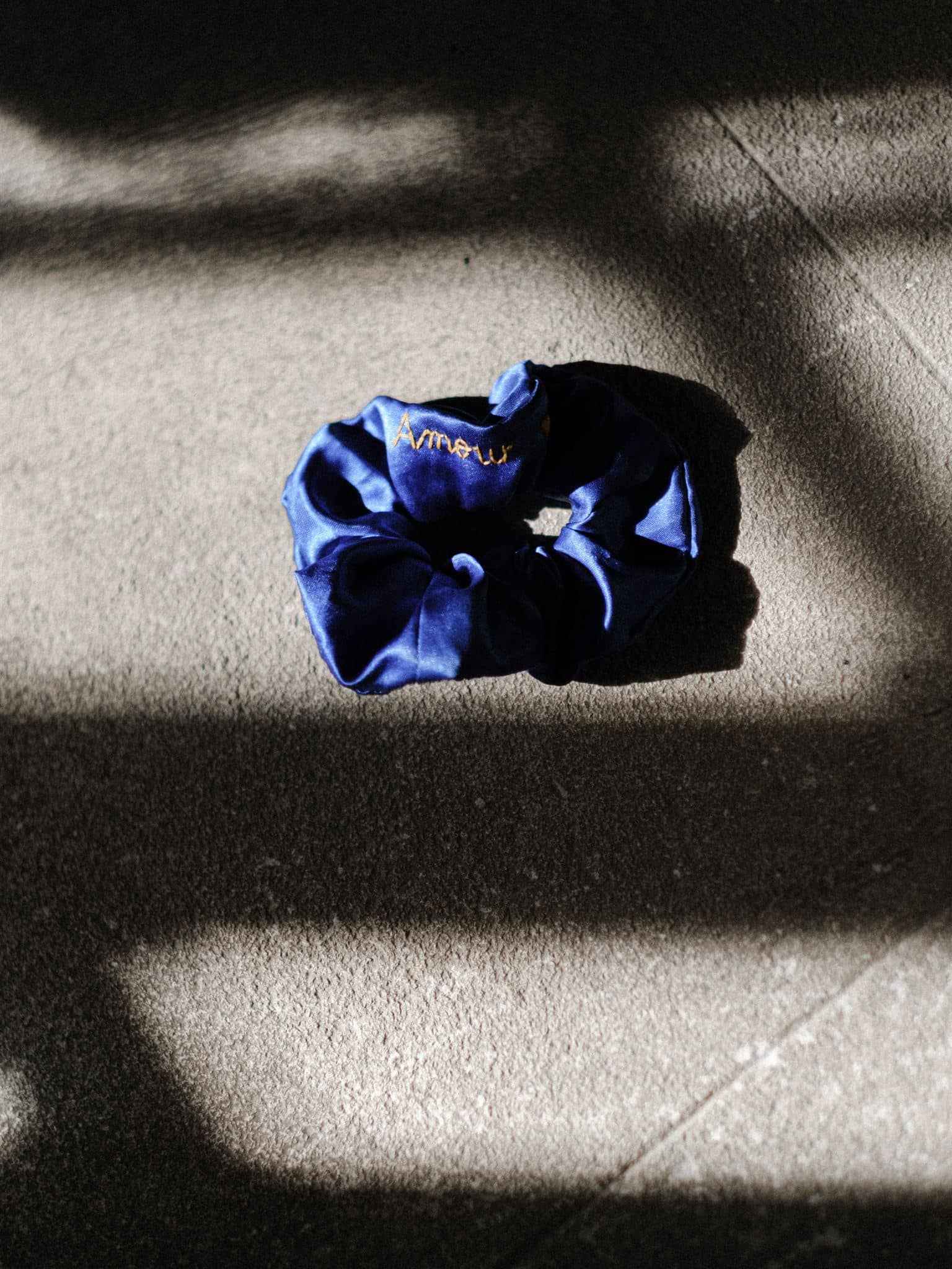 Chouchou en satin personnalisé – Brodé à la main