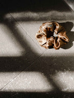 Chouchou en satin personnalisé – Brodé à la main