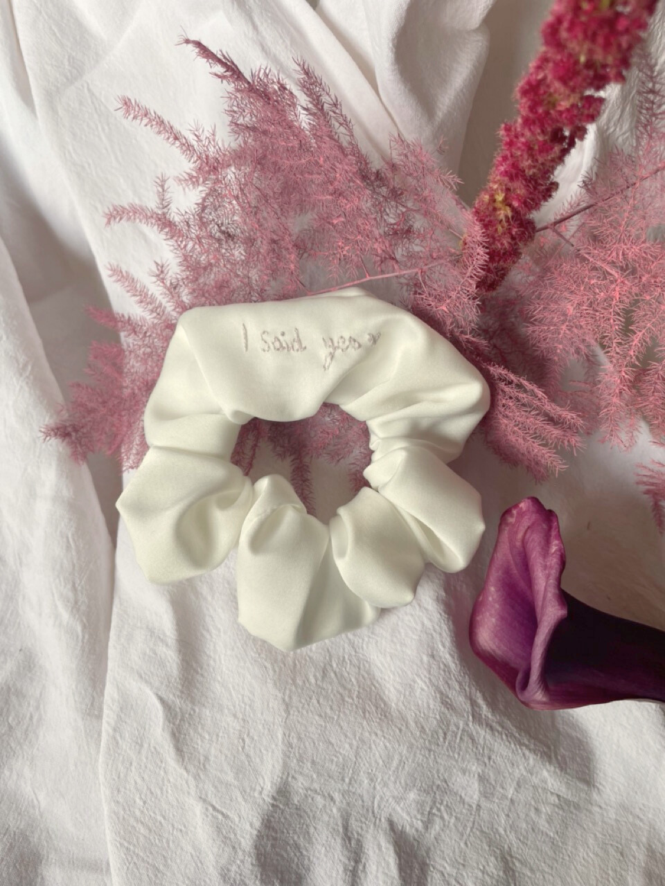 Chouchous en satin brodé – Accessoires cheveux EVJF et mariage