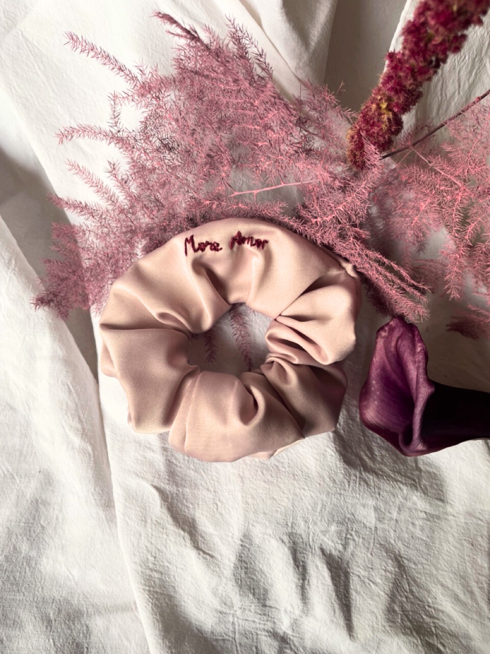 Chouchous en satin brodé – Accessoires cheveux EVJF et mariage