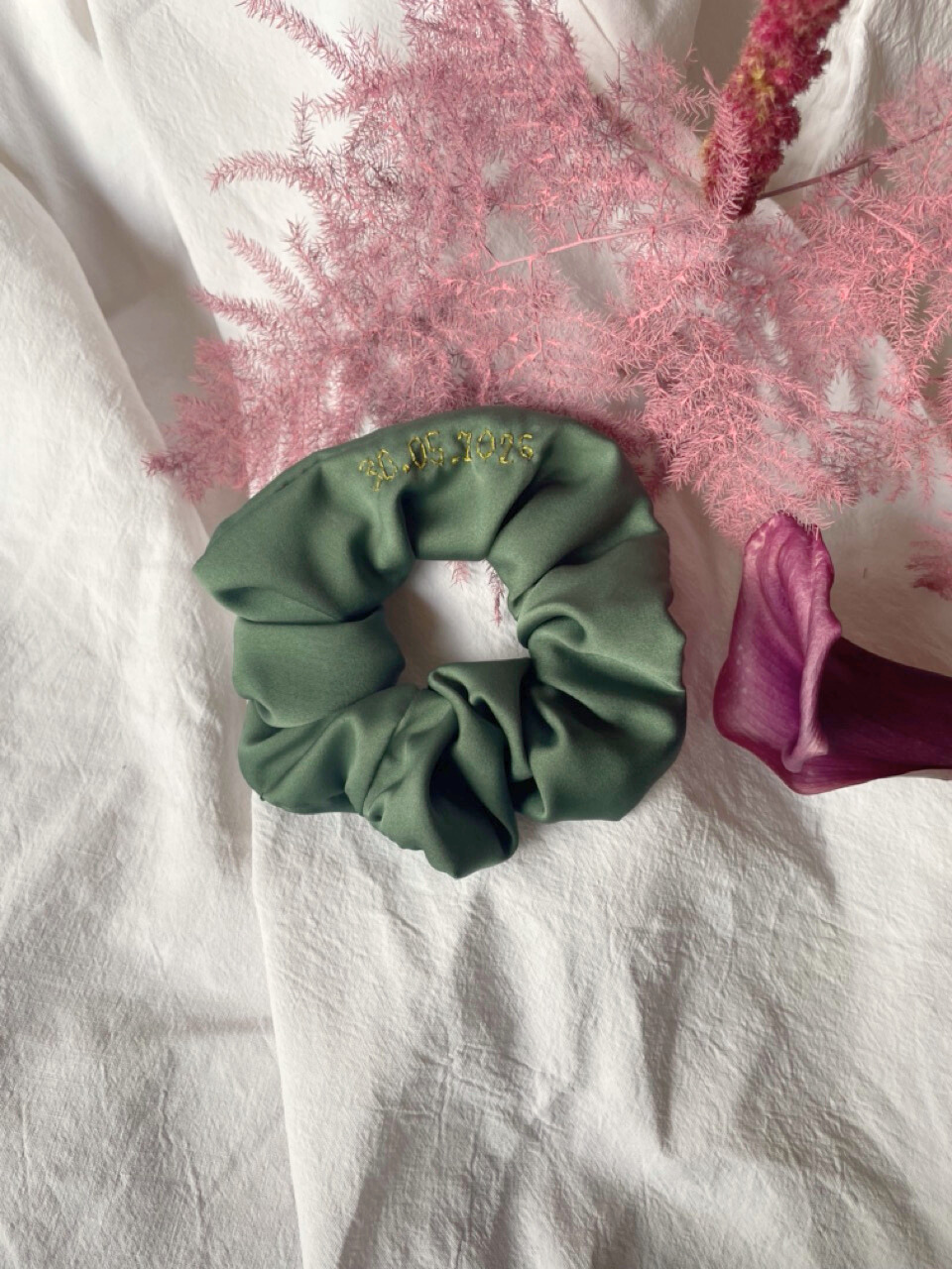Chouchous en satin brodé – Accessoires cheveux EVJF et mariage