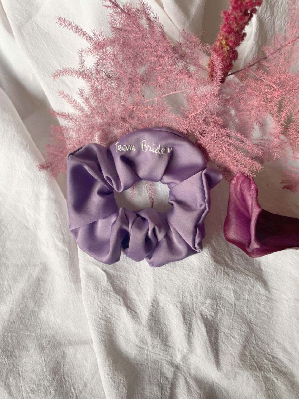 Chouchous en satin brodé – Accessoires cheveux EVJF et mariage