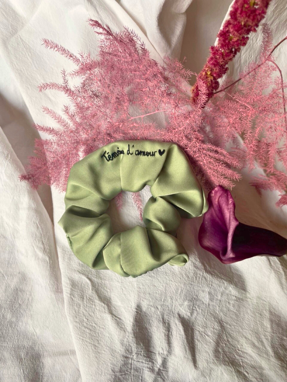 Chouchous en satin brodé – Accessoires cheveux EVJF et mariage