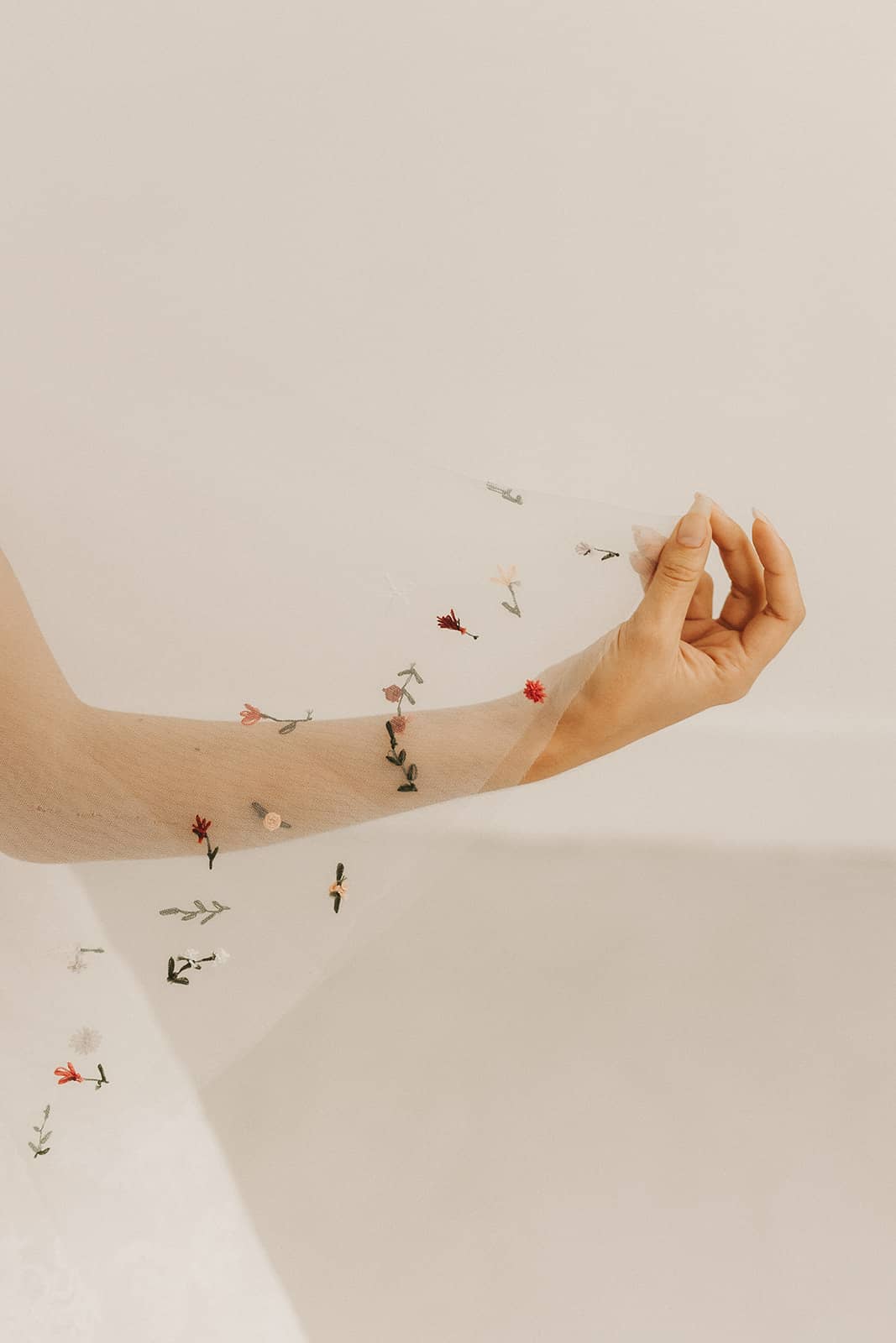 Voile de mariée court brodé de fleurs colorées - MANON PONSON