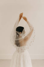 Voile de mariée court brodé de fleurs colorées - MANON PONSON