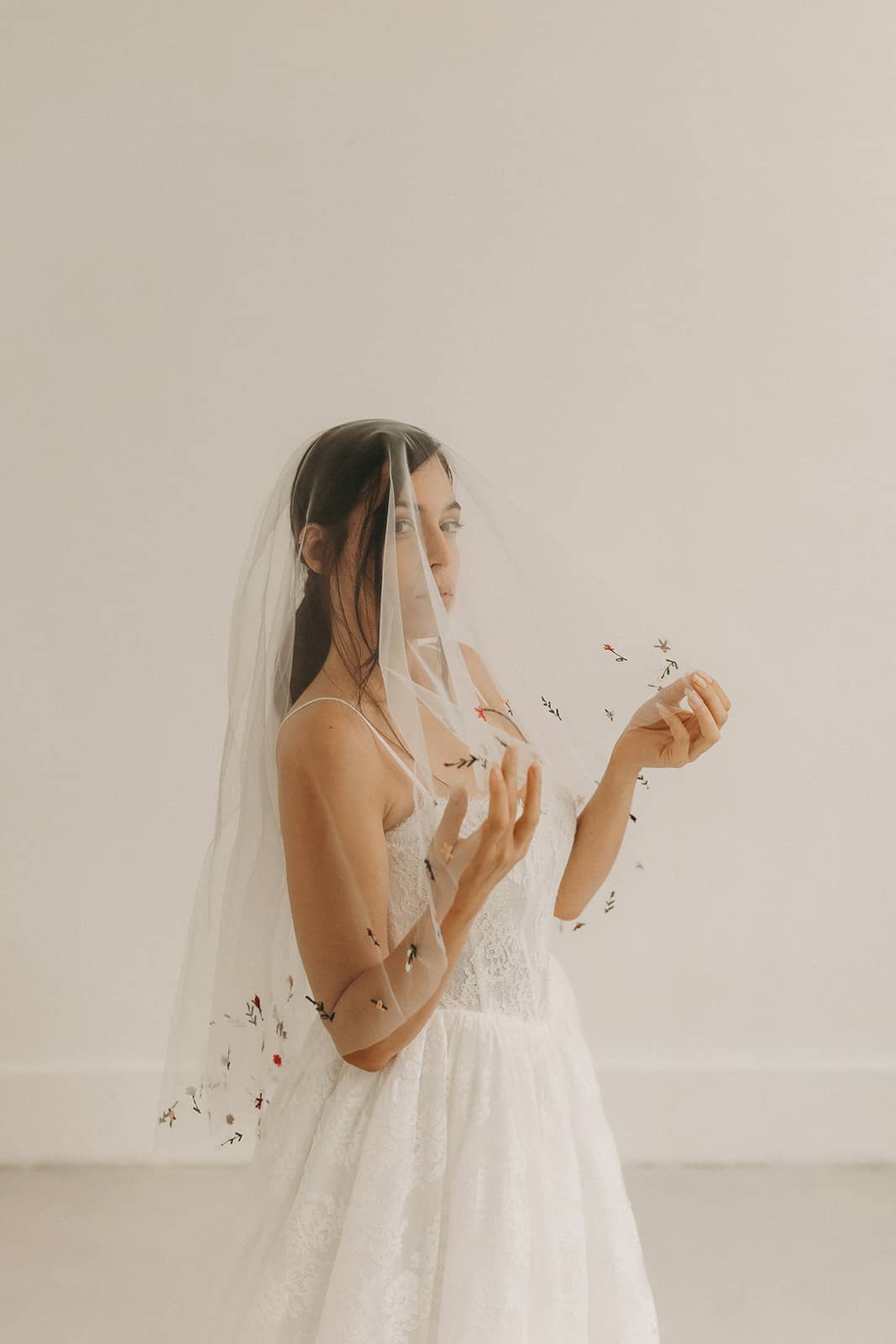 Voile de mariée court brodé de fleurs colorées - MANON PONSON