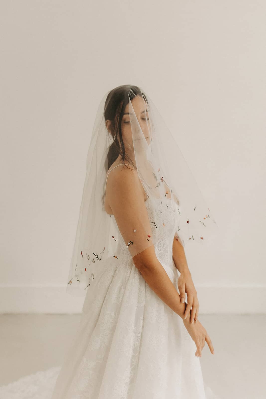 Voile de mariée court brodé de fleurs colorées - MANON PONSON