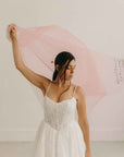 Voile de mariée coloré – Poème & fleurs en soie