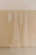 Voile court à rabat "Milky" – Bordure en paillettes brodées à la main