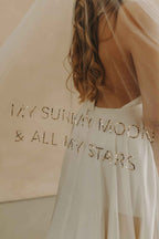 Voile mi-long – Inscription paillettes dorées