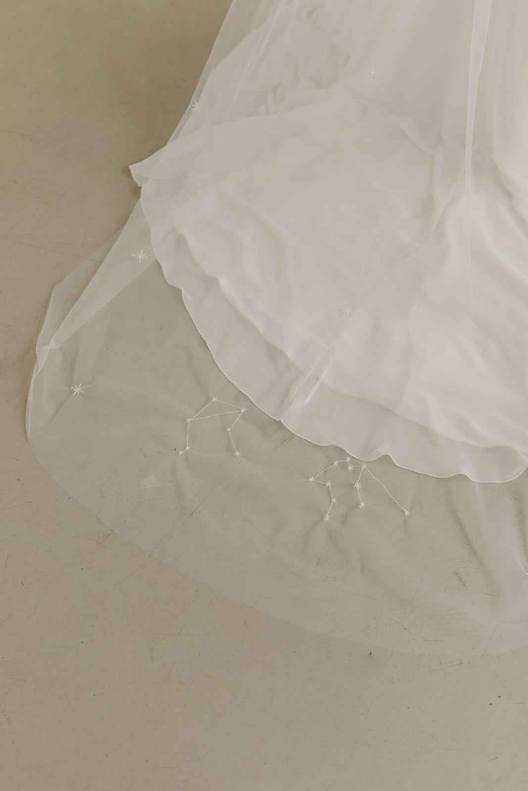 Voile long  – Signes du zodiaque et étoiles brodés
