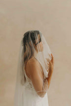 Voile court à rabat "Milky" – Bordure en paillettes brodées à la main