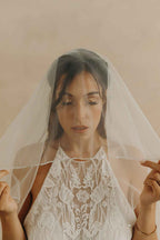 Voile court à rabat "Milky" – Bordure en paillettes brodées à la main