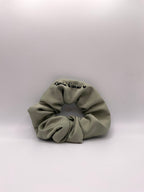 Chouchous en satin brodé – Accessoires cheveux EVJF et mariage