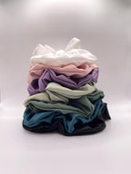 Chouchous en satin brodé – Accessoires cheveux EVJF et mariage