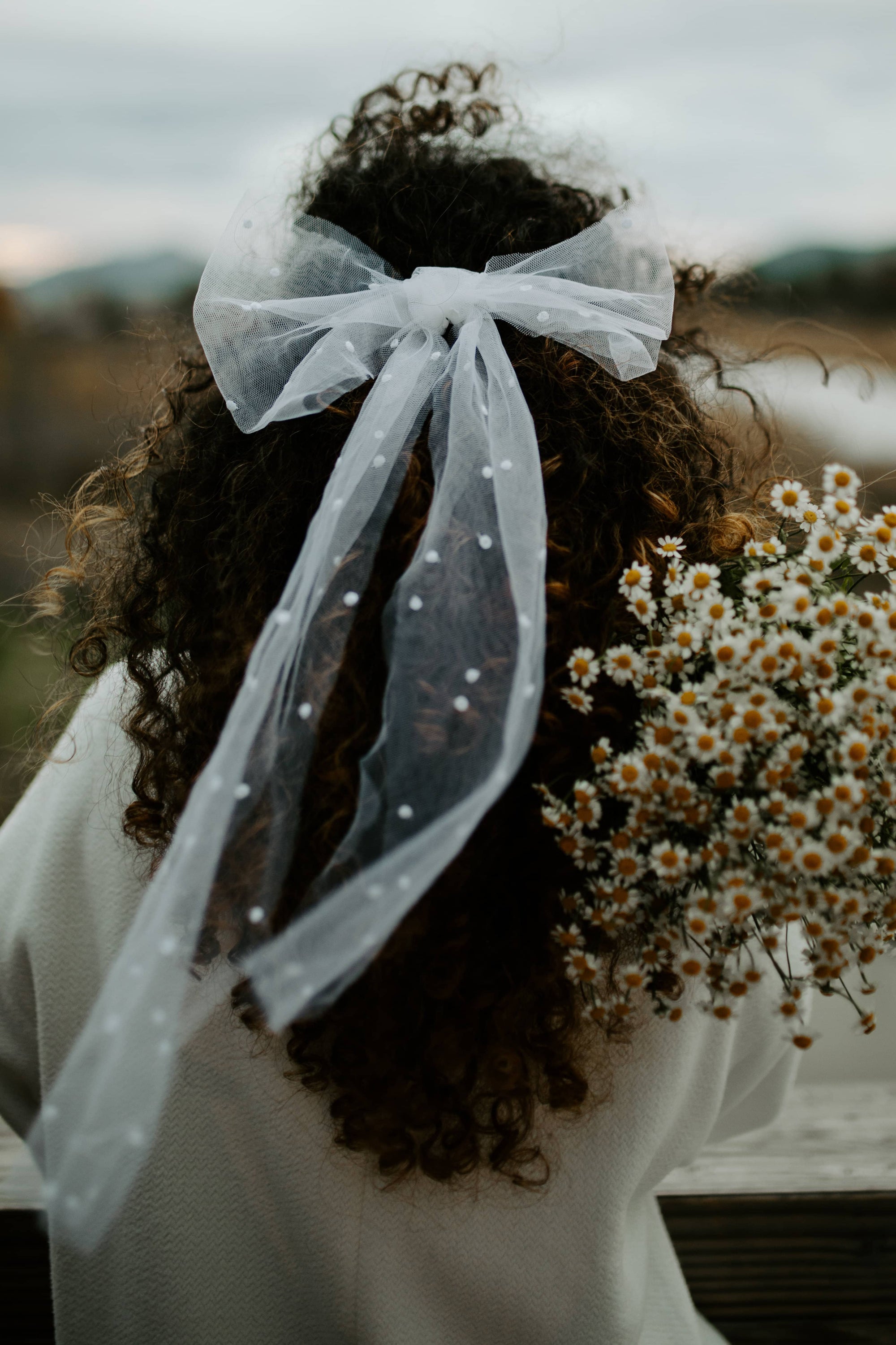 Nœud en plumetis brodé à la main – Accessoire de cheveux mariage - MANON PONSON