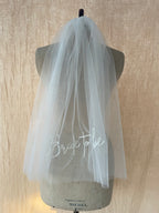 Voile de mariée “Bride to Be” brodé – Accessoire EVJF élégant pour future mariée