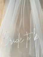 Voile de mariée “Bride to Be” brodé – Accessoire EVJF élégant pour future mariée