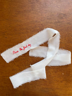 Ruban mariage brodé – Personnalisable & brodé à la main (un côté brodé)
