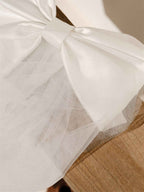 Nœud en satin avec mini voile – Accessoire de cheveux mariage