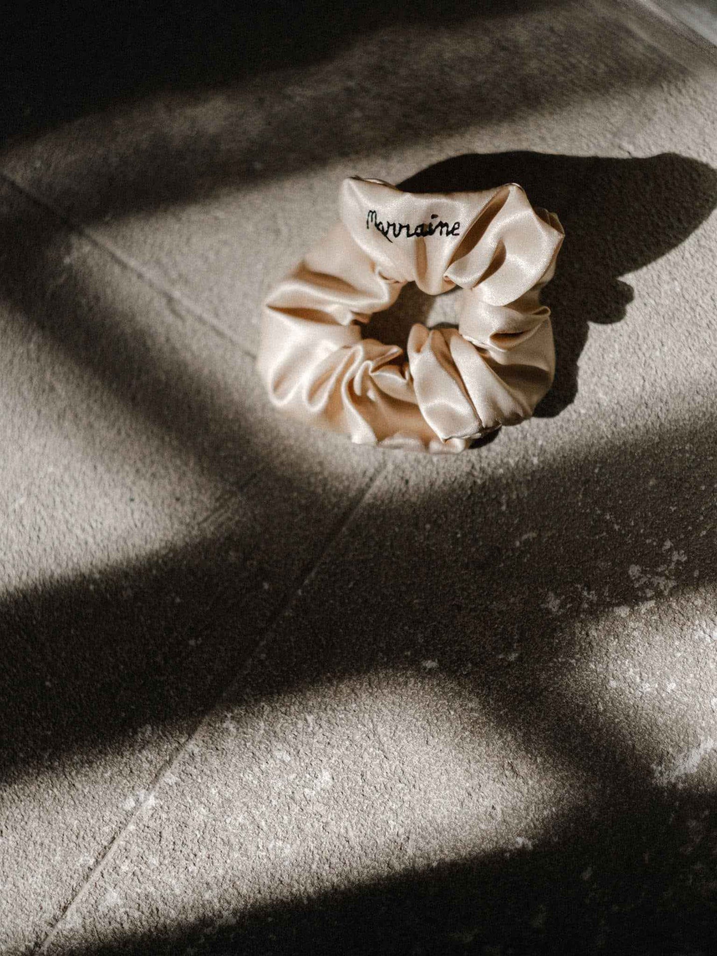 Chouchou en satin personnalisé – Brodé à la main
