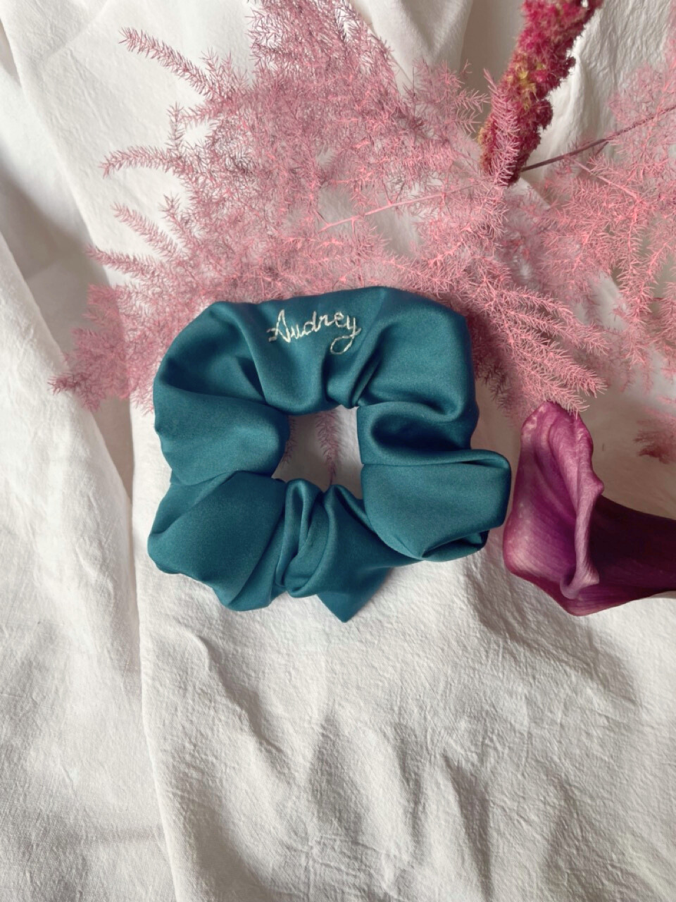 Chouchous en satin brodé – Accessoires cheveux EVJF et mariage