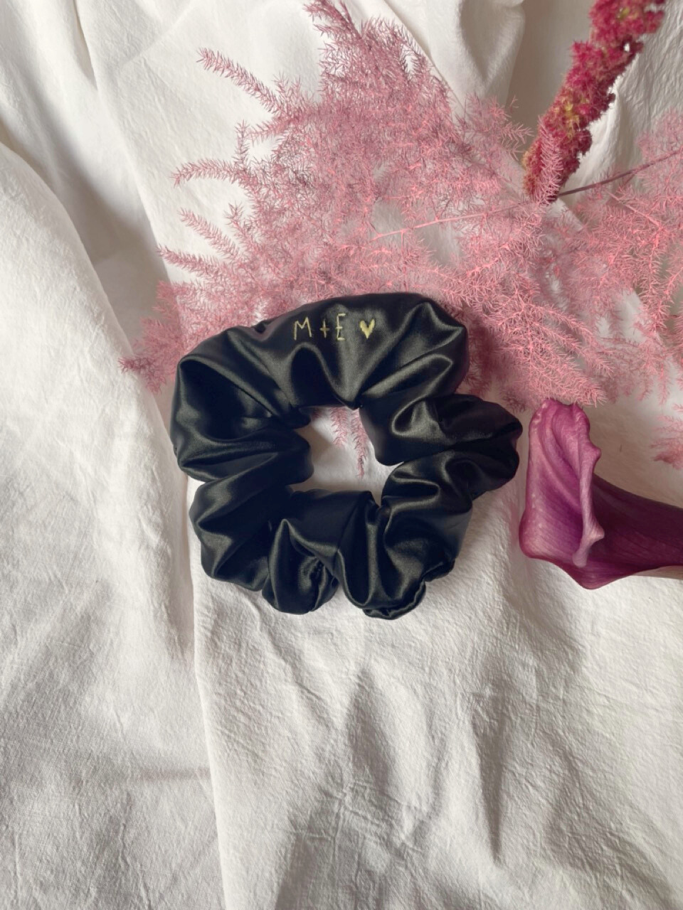 Chouchous en satin brodé – Accessoires cheveux EVJF et mariage