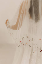 Voile de mariée court brodé de fleurs colorées - MANON PONSON