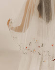 Voile de mariée court brodé de fleurs colorées