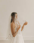 Voile de mariée court brodé de fleurs colorées