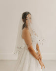 Voile de mariée court brodé de fleurs colorées