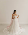 Voile de mariée coloré – Poème & fleurs en soie
