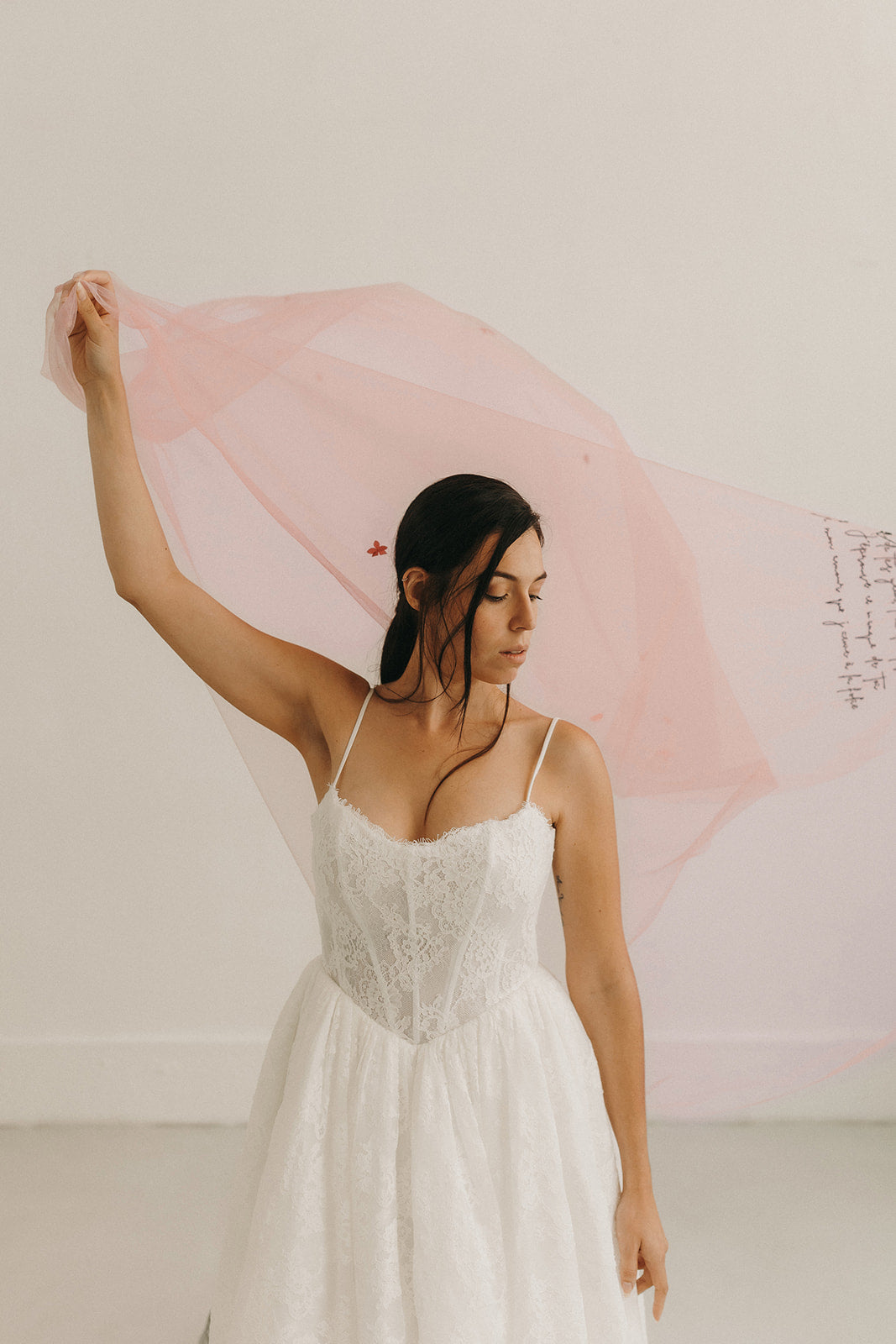 Voile de mariée coloré – Poème &amp; fleurs en soie