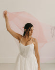 Voile de mariée coloré – Poème & fleurs en soie
