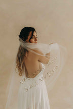 Voile mi-long – Inscription paillettes dorées