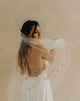 Voile mi-long – Inscription paillettes dorées