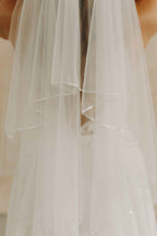 Voile court à rabat "Milky" – Bordure en paillettes brodées à la main