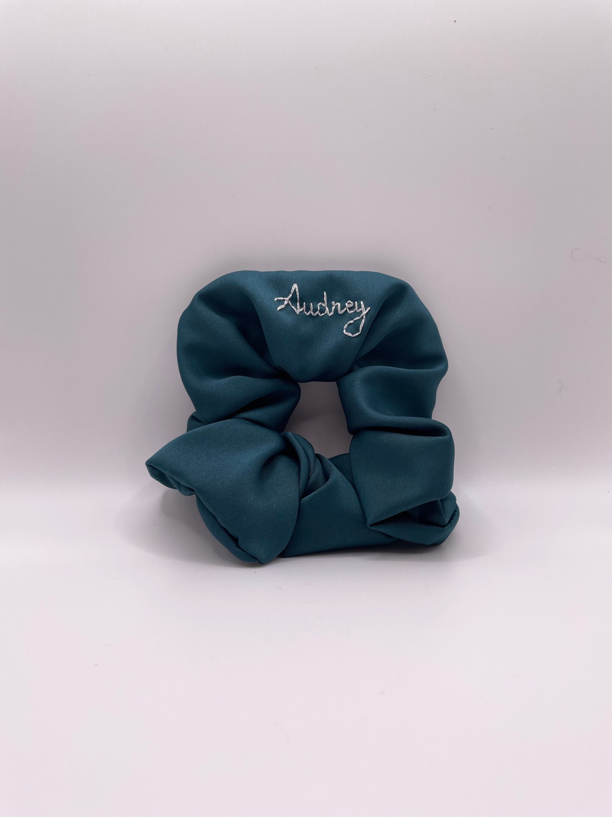 Chouchous en satin brodé – Accessoires cheveux EVJF et mariage