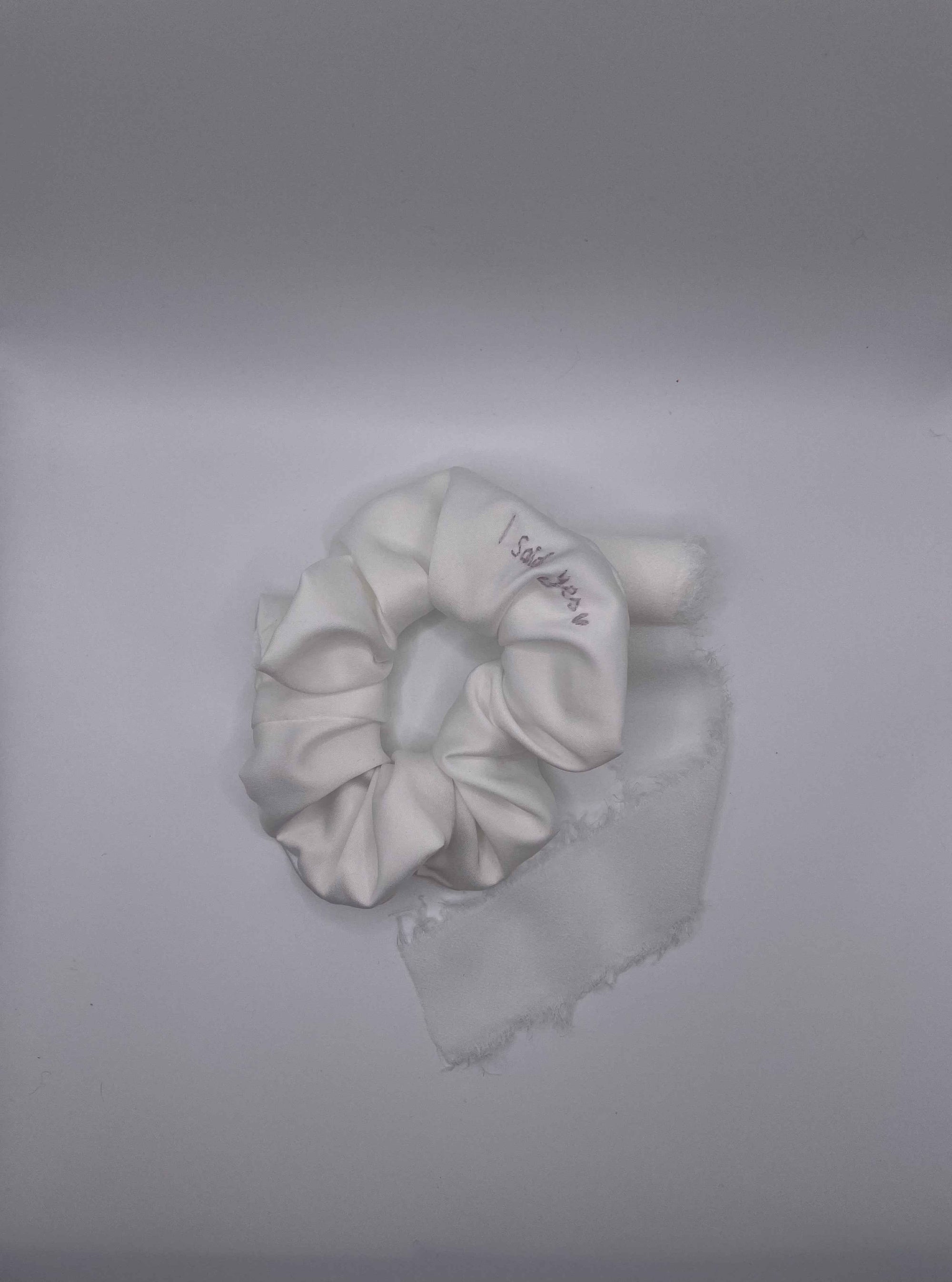 Lot chouchou et ruban bouquet personnalisés – Broderie sur mesure