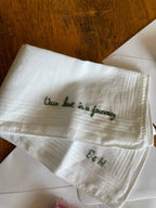 Mouchoir brodé personnalisé – Initiales, prénoms ou phrase unique