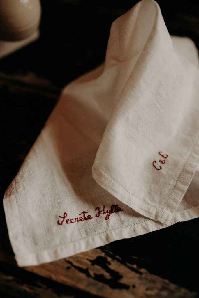 Mouchoir brodé personnalisé – Initiales, prénoms ou phrase unique