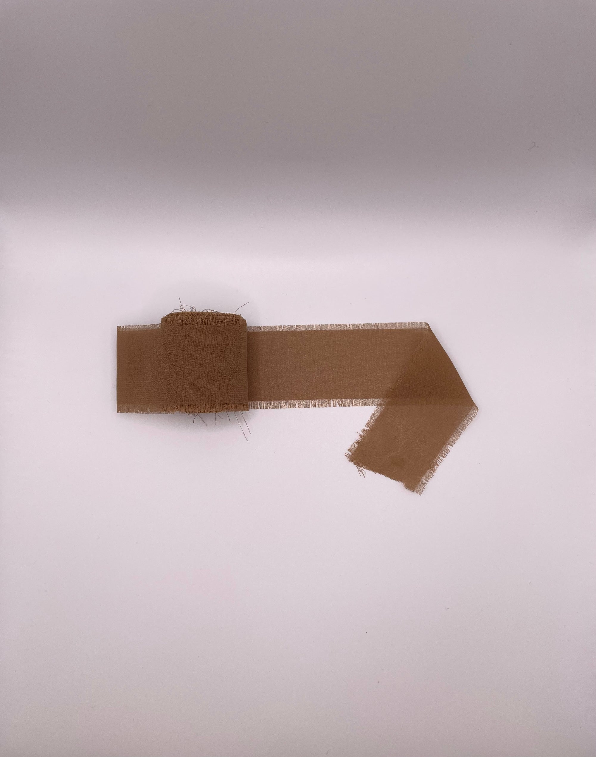 Ruban mariage brodé – Personnalisable &amp; brodé à la main (un côté brodé)