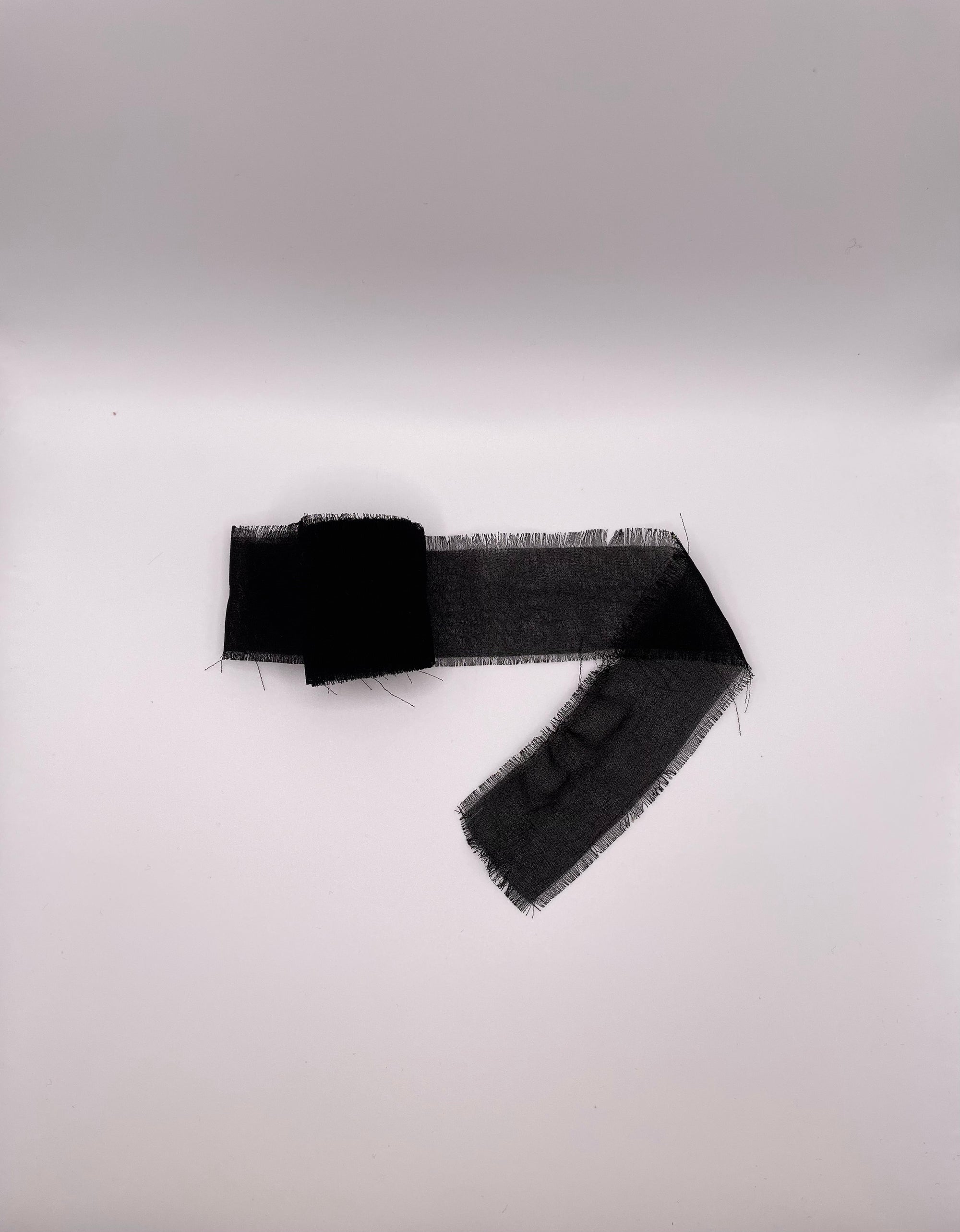 Ruban mariage brodé – Personnalisable &amp; brodé à la main (un côté brodé)